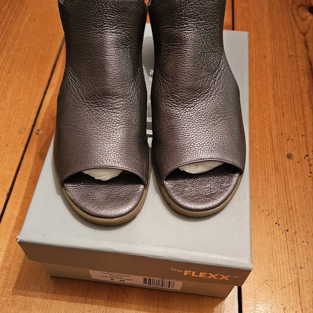 The Flexx open toe soft leather heel. 9M